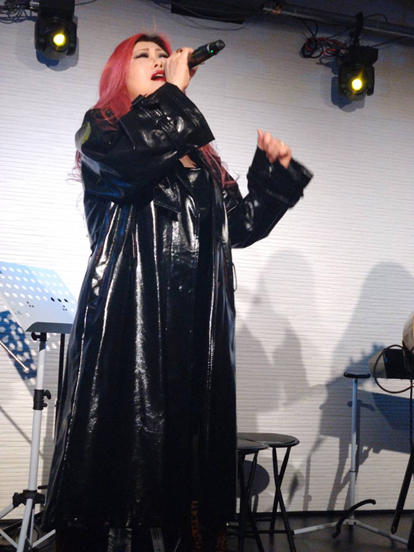 ライブステージに立つ綾BOO