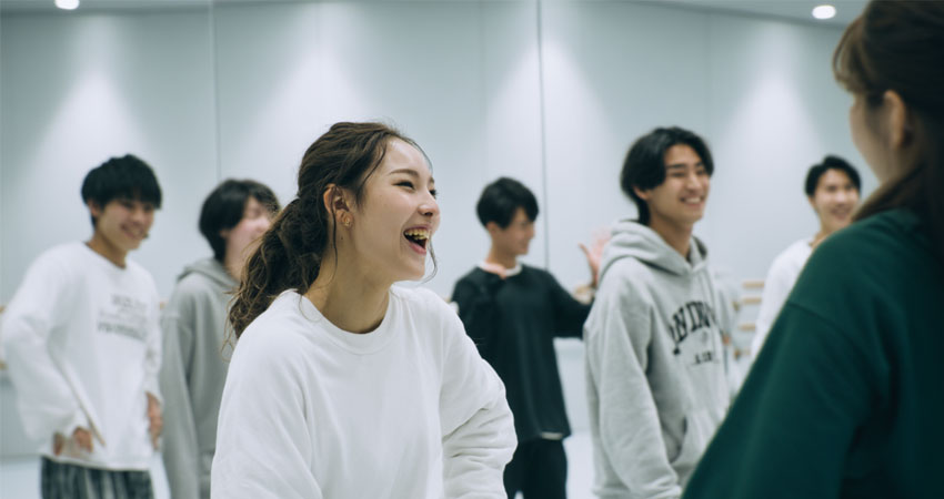 演技レッスンを楽しむタレント志望者