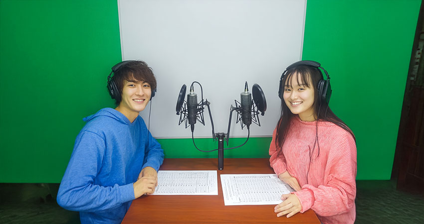 向き合うラジオパーソナリティーたち