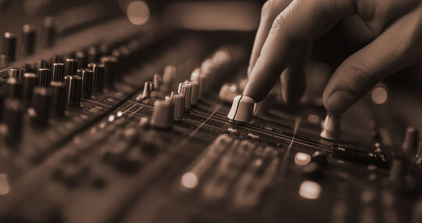 音楽ミキサーを操る手