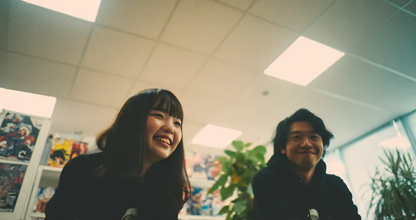談笑するタレントとスタッフ