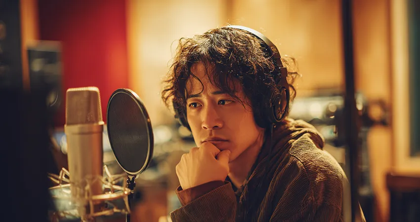 悩む男性歌手志望者