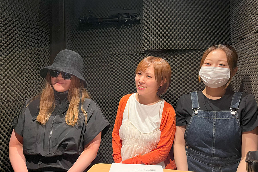 インタビューを受ける桑代あゆみ、saya、MISAKI